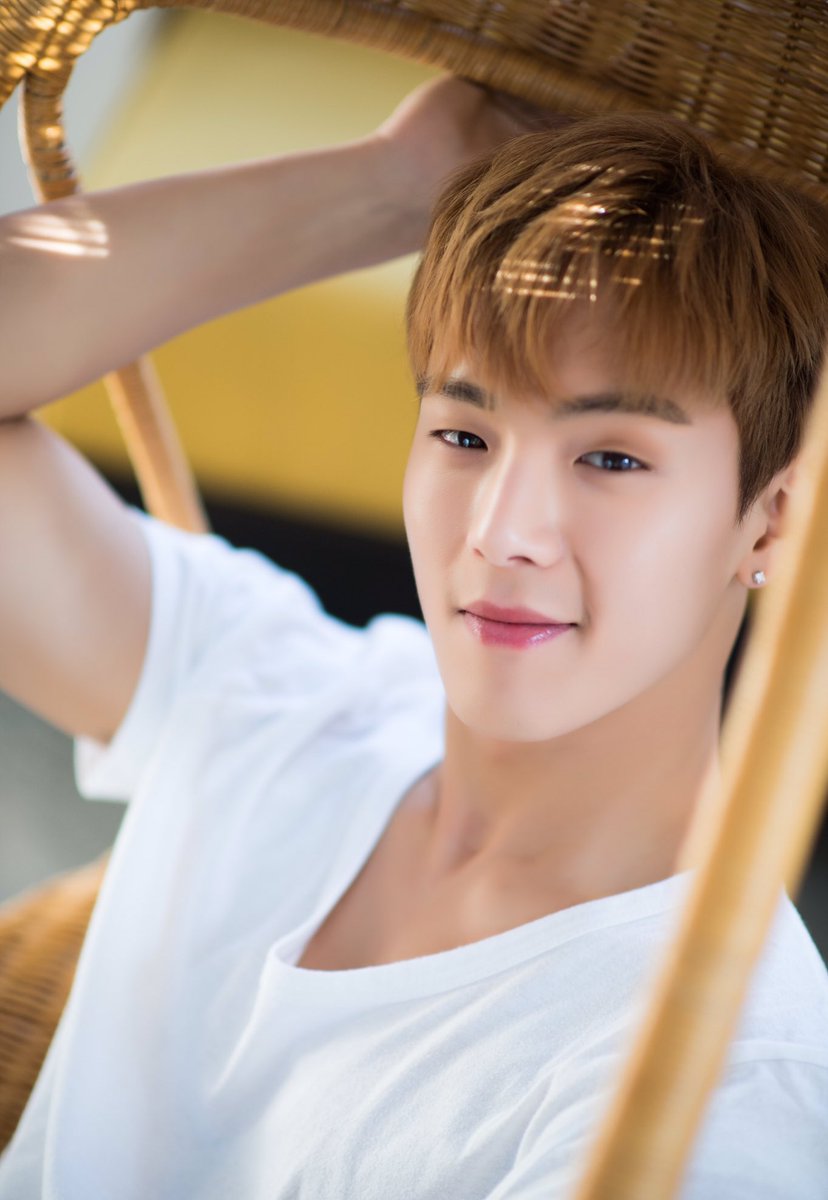 SHOWNU : E R O S•handwritten notes, laying in bed all day•going on picnics, long walks on a sunny day•messy hair and comfortable clothing•falls asleep on the couch, eats breakfast in bed•warm smiles ♡