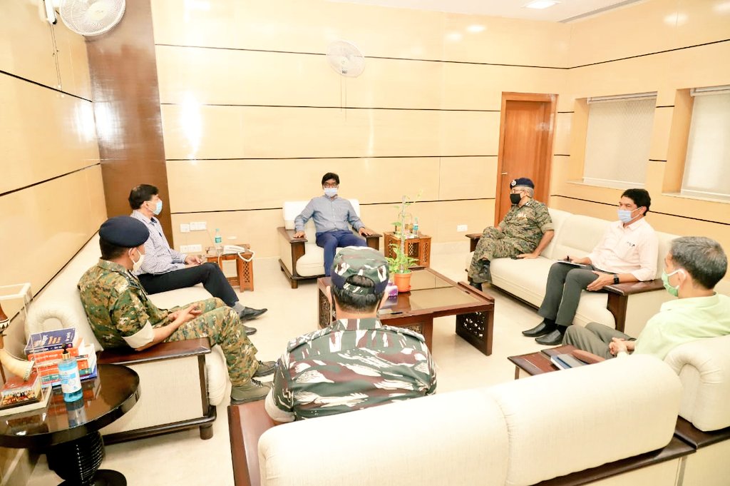 मुख्यमंत्री श्री <a href="/HemantSorenJMM/">Hemant Soren</a> से विशेष सुरक्षा सलाहकार,  गृह मंत्रालय श्री के विजय कुमार एवं पुलिस महानिदेशक <a href="/crpfindia/">🇮🇳CRPF🇮🇳</a> श्री आनंद प्रकाश माहेश्वरी ने शिष्टाचार मुलाकात की। मुख्यमंत्री को श्री माहेश्वरी ने मोमेंटो प्रदान कर सम्मानित किया। <a href="/MVRaoIPS/">Vishnu</a>