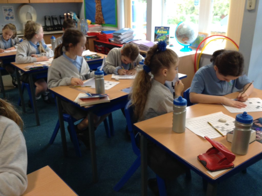 StAgnesY4's tweet image. Using algorithms, by instructing partners to copy patterns #stagnescomputing