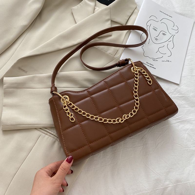 NI BAG TAU BUKAN CHOCOLATE!!! Kylie Chain Bag ni RM29 jeee READY STOCK  POSTAGE : SM RM8 / SS RM11Product InfoMaterial : PU LeatherCompartment : 1x main compartment with ZipDimension : 28 x 16 x 6 cm
