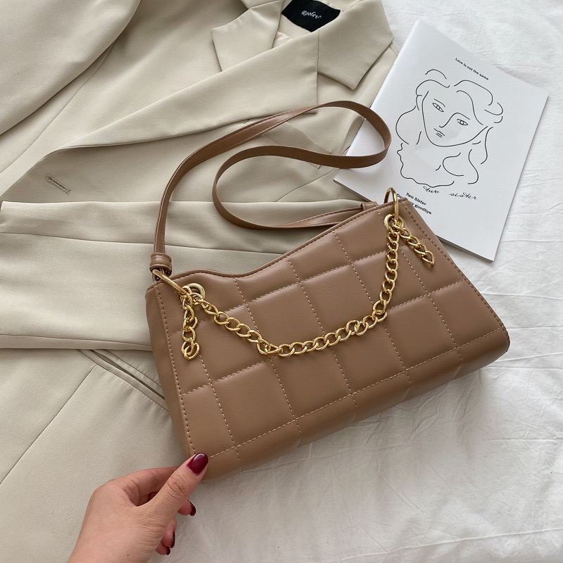 NI BAG TAU BUKAN CHOCOLATE!!! Kylie Chain Bag ni RM29 jeee READY STOCK  POSTAGE : SM RM8 / SS RM11Product InfoMaterial : PU LeatherCompartment : 1x main compartment with ZipDimension : 28 x 16 x 6 cm