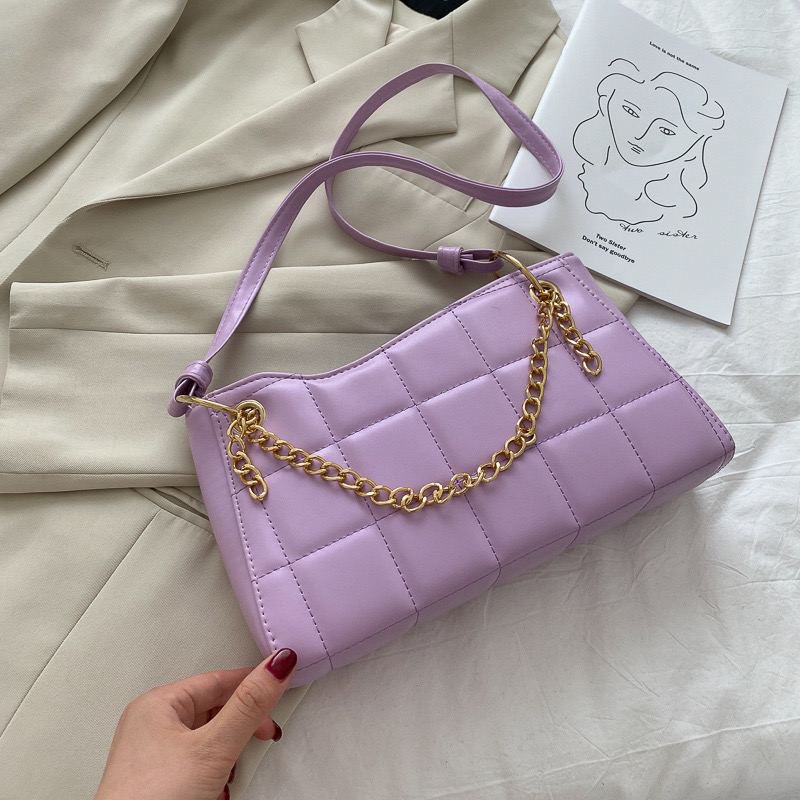 NI BAG TAU BUKAN CHOCOLATE!!! Kylie Chain Bag ni RM29 jeee READY STOCK  POSTAGE : SM RM8 / SS RM11Product InfoMaterial : PU LeatherCompartment : 1x main compartment with ZipDimension : 28 x 16 x 6 cm