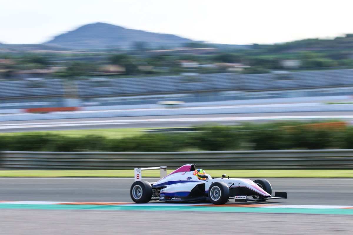 Busca el rebufo, aguanta la frenada hasta el 150, te tiras al vértice aprovechando el piano interior y sales con el pie abajo. 🔥🔥🔥

#MOLRacing #F4Spain #Formula4