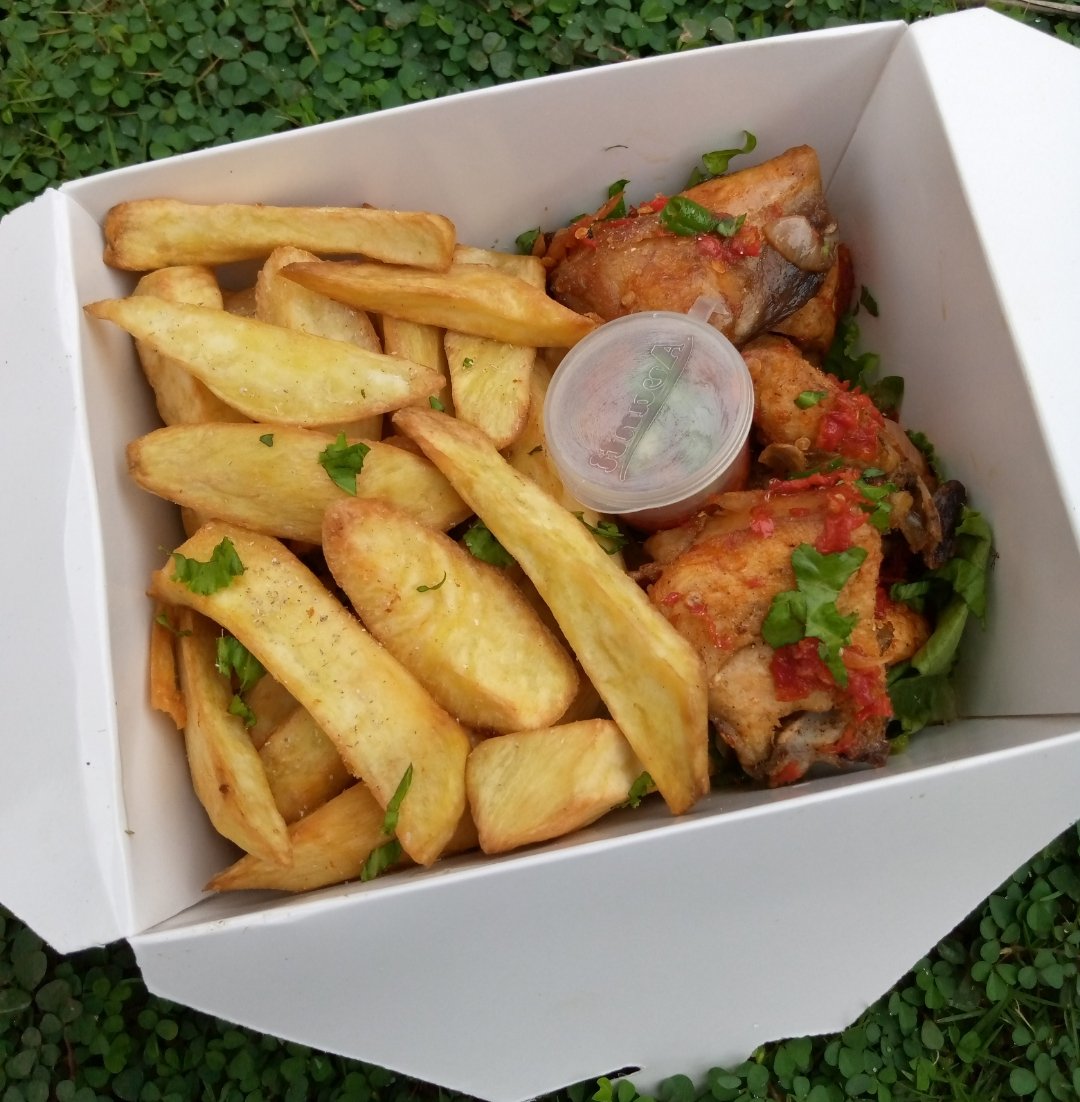 85bred's tweet photo. Are you in Ibadan? Do you want this delivered to you? Just state your interest in the comment section. Will bless 4people with this for lunch. The view is making my tummy rumble. 

@eojs_cookeryng is the engineer behind this beautiful view😁😇 https://t.co/U99jkmL0yu