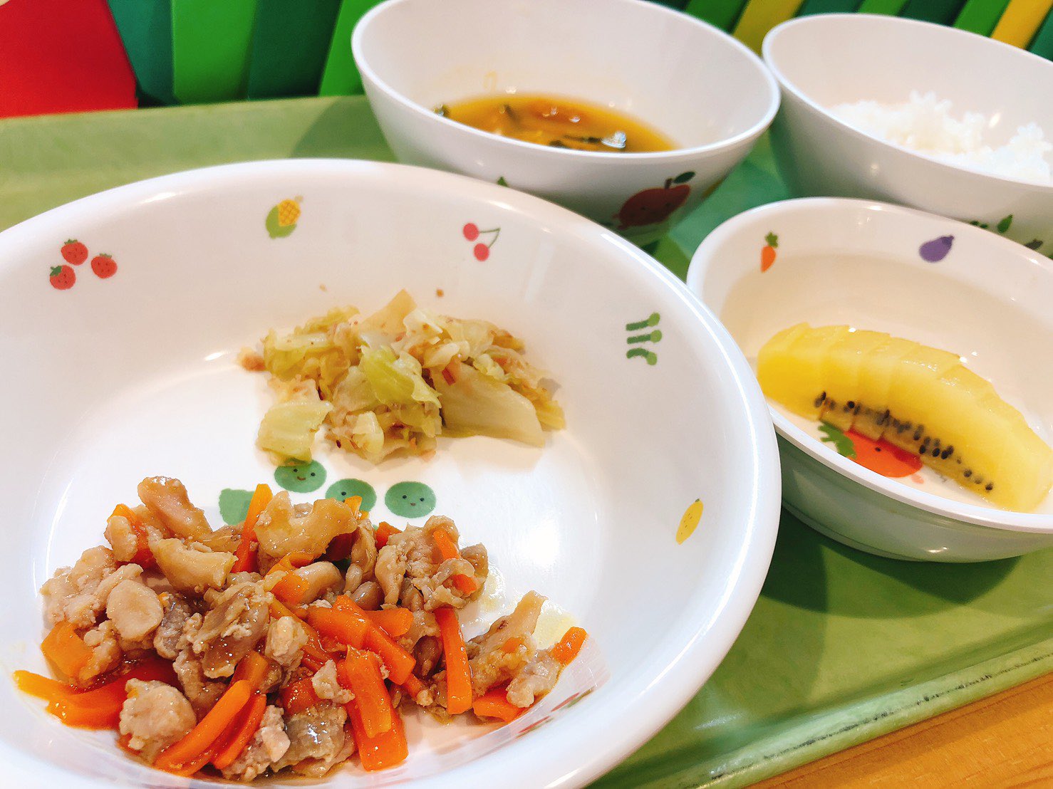 ふじさんbu Bu保育園 超公式 食育 英会話にも力を入れてまぁぁぁす 本日のbu Bu給食 普通食 ご飯 お味噌汁 鶏肉の照り焼き キャベツのおかか和え キウイフルーツ 離乳食 初期 10倍かゆ 豆腐 キャベツ かぼちゃ だし汁 離乳食 中期 5倍かゆ
