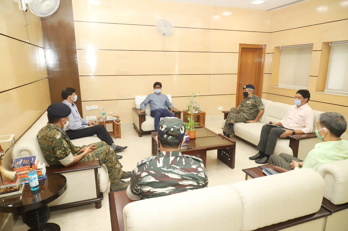 DG #CRPF called on Chief Minister of Jharkhand, Shri <a href="/HemantSorenJMM/">Hemant Soren</a> and presented him a memento on behalf of the force.