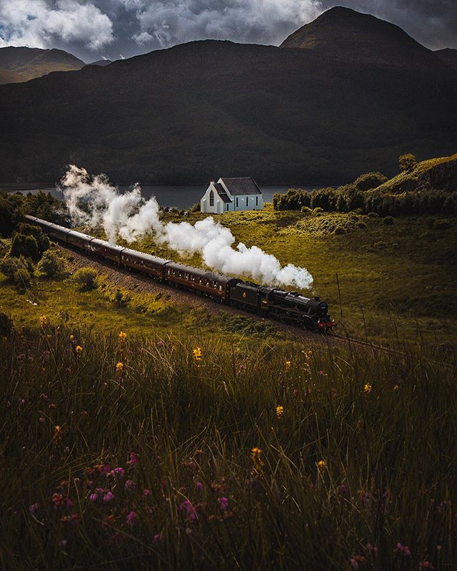 Talk about being in the right place at the right time!✨ The majestic #Jacobite Steam Train 🚂 #OnlyinScotland 📍 Lochailort, #Highlands 📷 IG/lochgmarcp #StaySafe