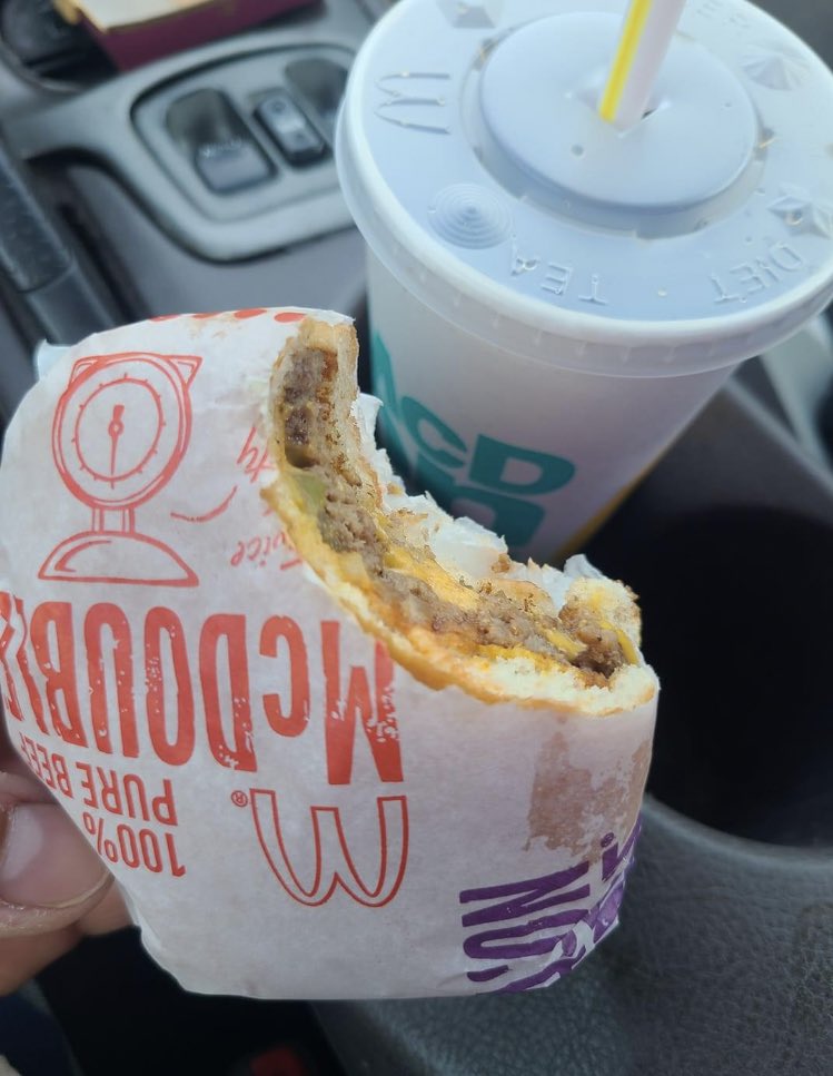 ParmeshaunLIVE's tweet photo. Do you eat your burger with or without the skin? https://t.co/t1uarYBvYM