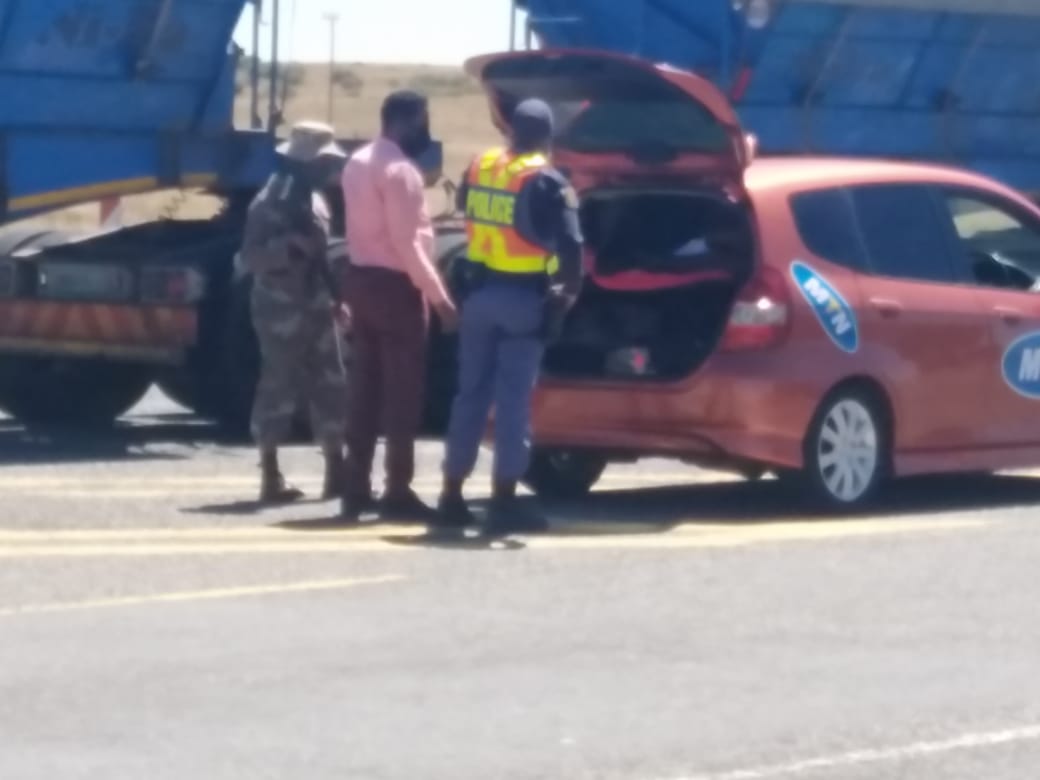 SANDF_ZA's tweet photo. Members of the SA National Defence Force assisting SA Police Service and Traffic Department in conducting a Vehicle Control Point on the N9 Noupoort Road in Northern Cape to ensure compliance with COVID-19 Regulations on our roads.
#sandf
#SANDF
#OpsNOTLELA
#COVID19SA https://t.co/2LWTeYaQuM