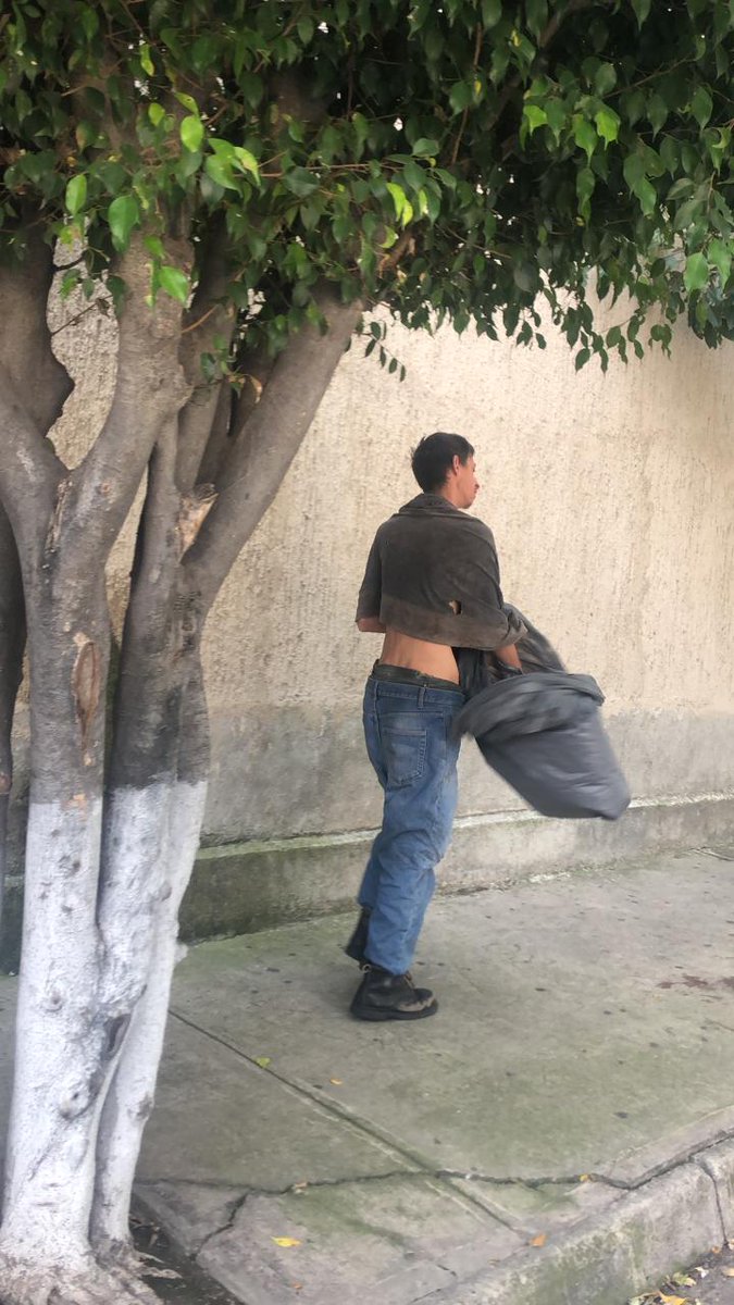 Ramiro_Escoto's tweet photo. #CosasQuePasan| ayer la @PoliciaGDL atendió un reporte de una persona #Embolsada ... se trataba de una persona en situación de calle que #Dormia cubierto con un plástico... al llegar los uniformados el sujeto #SeLevantóYAndó... por cierto, enojado. https://t.co/3NbpjelyE1