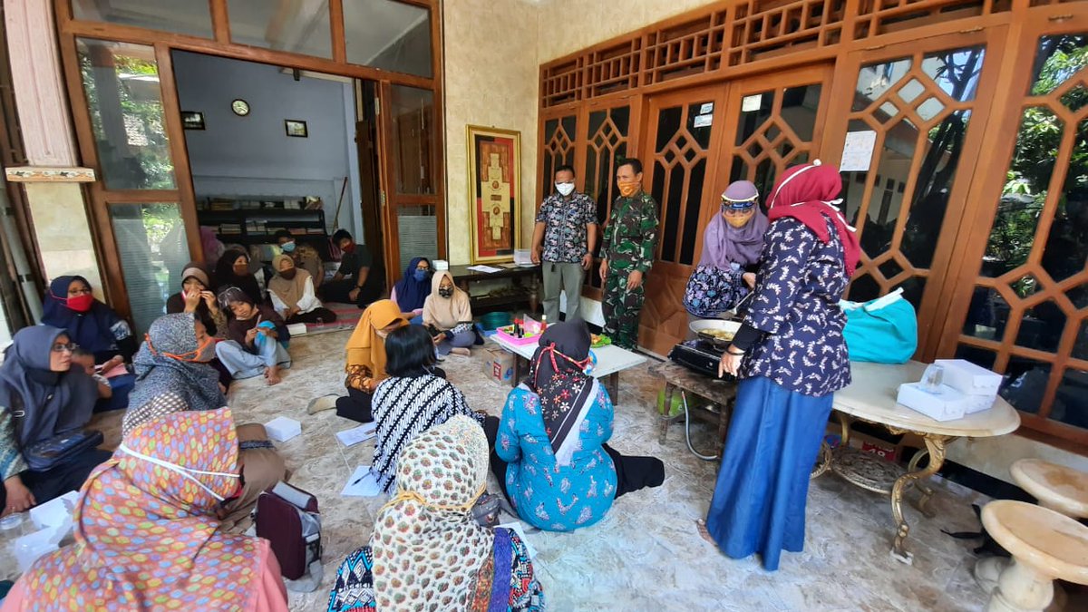 GarlinMaharani's tweet photo. Pelatihan diversifikasi produk Olahan Ikan "Ekkado" 30 anggota perwakilan Poklahsar Kec. Banyakan, Grogol, dan Tarokan di desa Kalirong Kec. Tarokan Kab. Kediri @bppp_banyuwangi @puslatluhkp @brsdm_kp @sjariefwidjaja @lapregiwati @kkpgoid @Ditjen_PDSPKP https://t.co/RpivDvBTbM