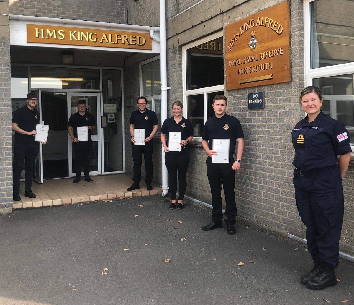 HMSKingAlfred's tweet photo. Last week we welcomed our newest batch of recruits. Having completed a 6-week intro package they’ve decided to take the plunge and start their Reserve Careers. Phase 1 training awaits! Welcome to the King Alfred family 👋

#LifeWithoutLimits #RoyalNavalReserve https://t.co/2G1sDOClQC