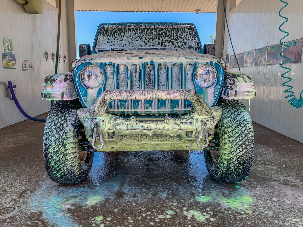 Hey there, how you doin’? 😉 #washwednesday FINALLY arrived and of course I had to go to the car wash with the pretty soap. 🧼 Journey is looking so good now! 💦