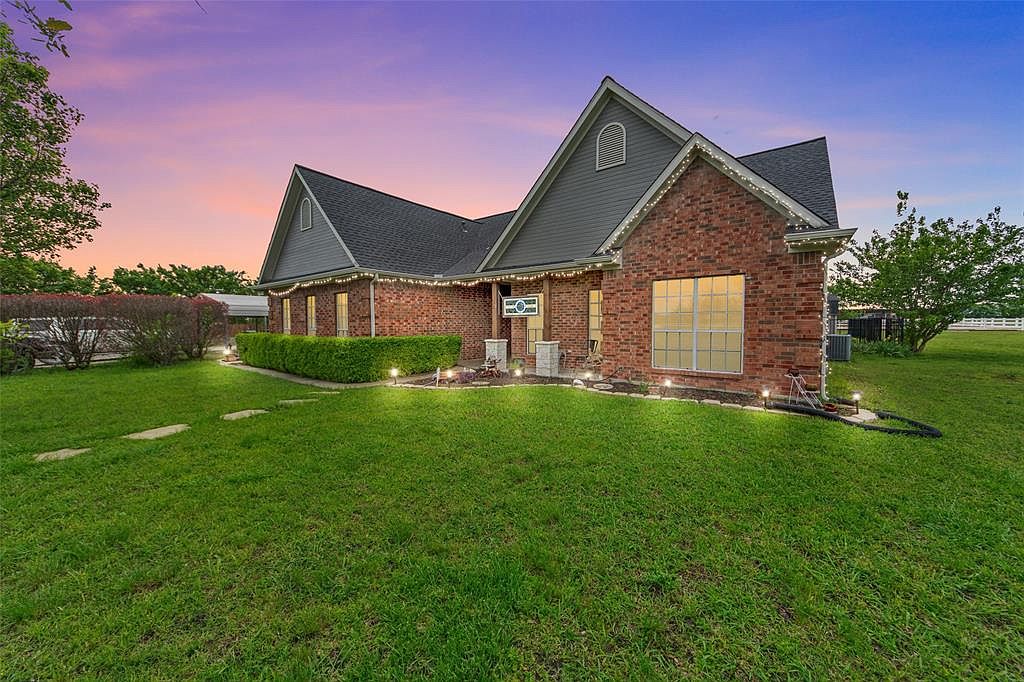 TxHorseProperty's tweet photo. VAN ALSTYNE, NORTH TEXAS. 10-acre boarding & training facility. 2 homes. 2 barns w/state of the art stalls, multiple wash racks. Covered & uncovered arenas, Priefert automatic walker. $849K #txhorseproperties #vanalstynetx #northtexas https://t.co/34oEZGrYoO https://t.co/OdhlEgayqd