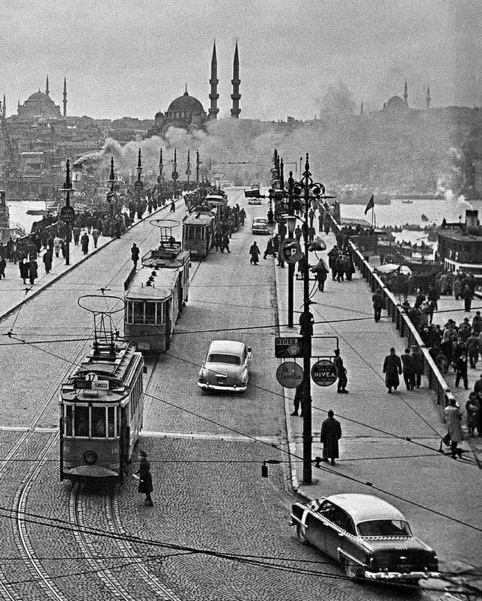 Galata Köprüsü, 50’ler...

(Via: Resimli tarih/ 
Fotoğraf: Ara Güler)