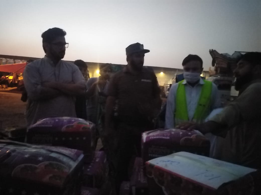AC_RWPCity's tweet photo. Assistant Commissioner City visited Sabzi Mandi, along with staff of Price Committee to ensure smooth and fair price fixation during auction proceedings. @GOPunjabPK https://t.co/ZpYaObvVRR