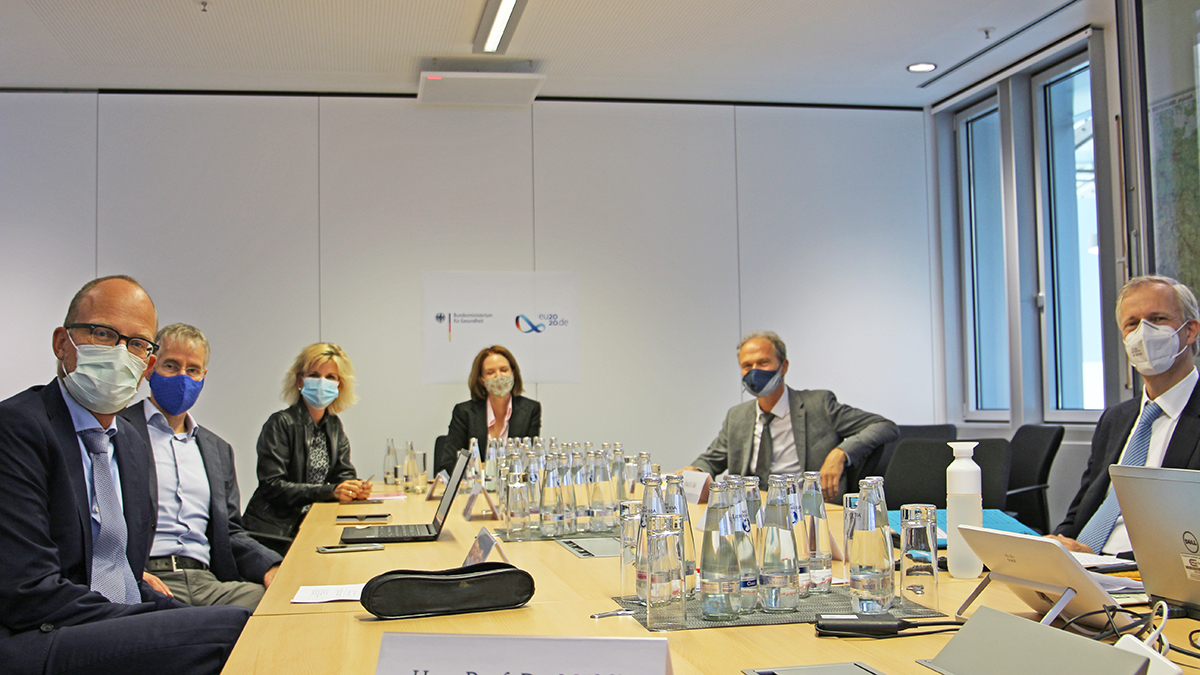 DaniLudwigMdB's tweet photo. Rauchen ist nach wie vor das größte vermeidbare Gesundheitsrisiko überhaupt! Ich habe heute im @BMG_Bund mit Expertinnen und Experten darüber gesprochen, wie wir noch mehr Menschen dafür gewinnen können, mit dem Rauchen aufzuhören. #rauchstopp #nichtrauchen https://t.co/JauhRLGUB5