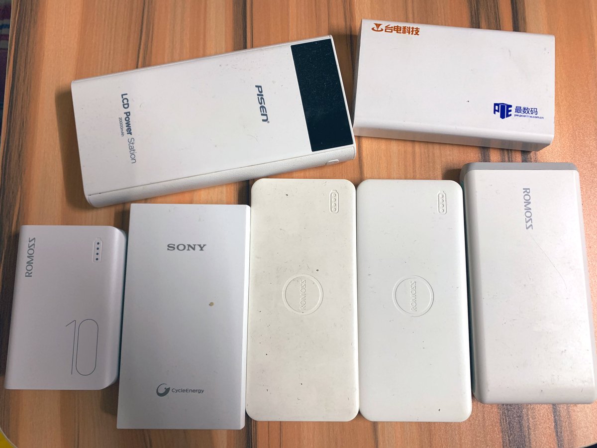 yang_sh_cn's tweet photo. 纪念一下那些年用过的充电宝 https://t.co/DAsCkICmo8