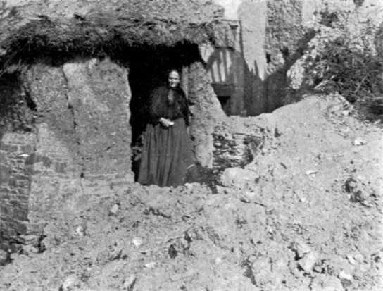 A thread concerning Marianne Voaden, the esteemed White Witch. Pictured here outside her home in Bratton, Devon.  #FolkloreThursday