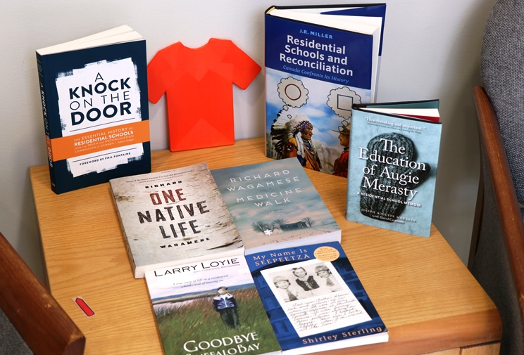 ugdsb's tweet image. Today UGDSB students and staff are marking Orange Shirt Day by coming together in the spirit of reconciliation to discuss openly the realities of residential schools. #OrangeShirtDay #FNMIed