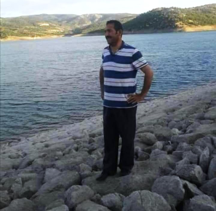 Aziz Serin...
51 yaşında, Kahramanmaraş 12 Şubat Anadolu Lisesi Türk Dili ve Edebiyatı öğretmeni...
Uzaktan eğitim verirken telefon çekmediği için tırmandığı tepede ders verirken kalp krizi geçirerek hayatını kaybetti...
Ailesine ve eğitim emekçilerine başsağlığı diliyoruz...