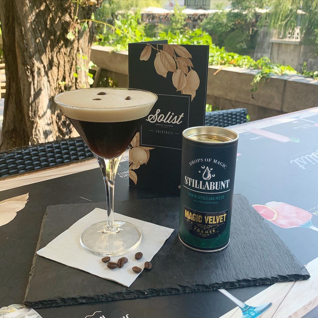 ODK_Orsadrinks's tweet photo. How much better would your #EspressoMartinis look with a few drops of Stillabunt: Magic Velvet? 🤔

This much! 😍

**Want a thinner foam? Use fewer drops. Want a thicker foam? Use more!**

#bestcocktails #cocktailideas #cocktailfoamer #cocktails #bartenders #bartending #baristas https://t.co/L7XS1fi4UZ