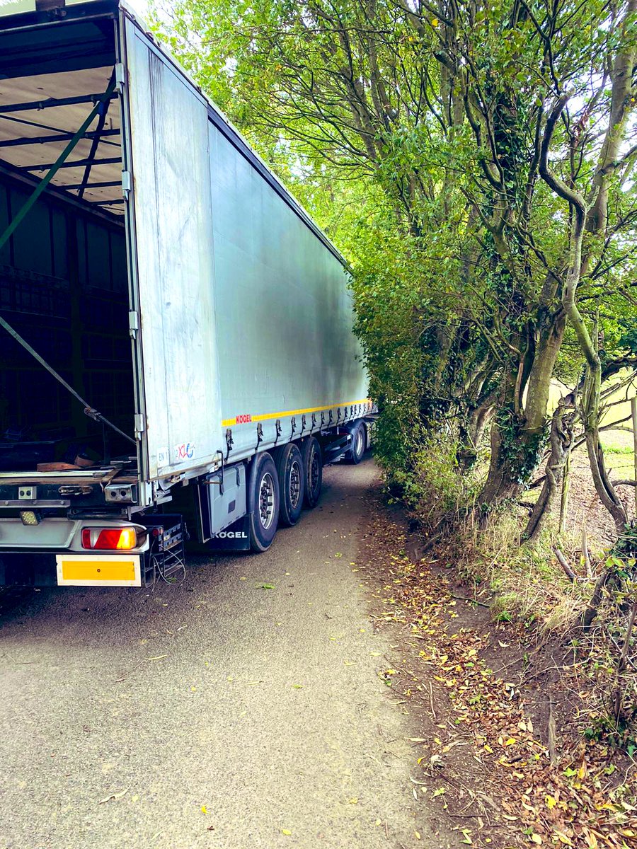 KentPolice7oaks's tweet photo. β οΈβ οΈRoad Closureβ οΈβ οΈ-#TownBeatOfficer PC Dan is currently assisting with this #Lorry causing an obstruction on #BeechenleaLane, road is closed just before railway bridge on #SwanleySide near to #Junction3 ^TS https://t.co/LXiO5EaKse