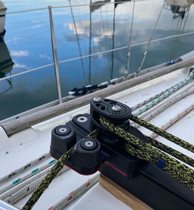 HarkenUK's tweet photo. New Harken mainsheet and traveller recently installed on a Beneteau Oceanis 323 in Dun Laoghaire by the team at Masts & Rigging Ireland. All set up and ready to head out on the water! #HarkenUK #Sailing #SailingBoats #SailingBoat #SailingLife #AtTheFront #Yachting #Yachts https://t.co/c1IHKGNjPU