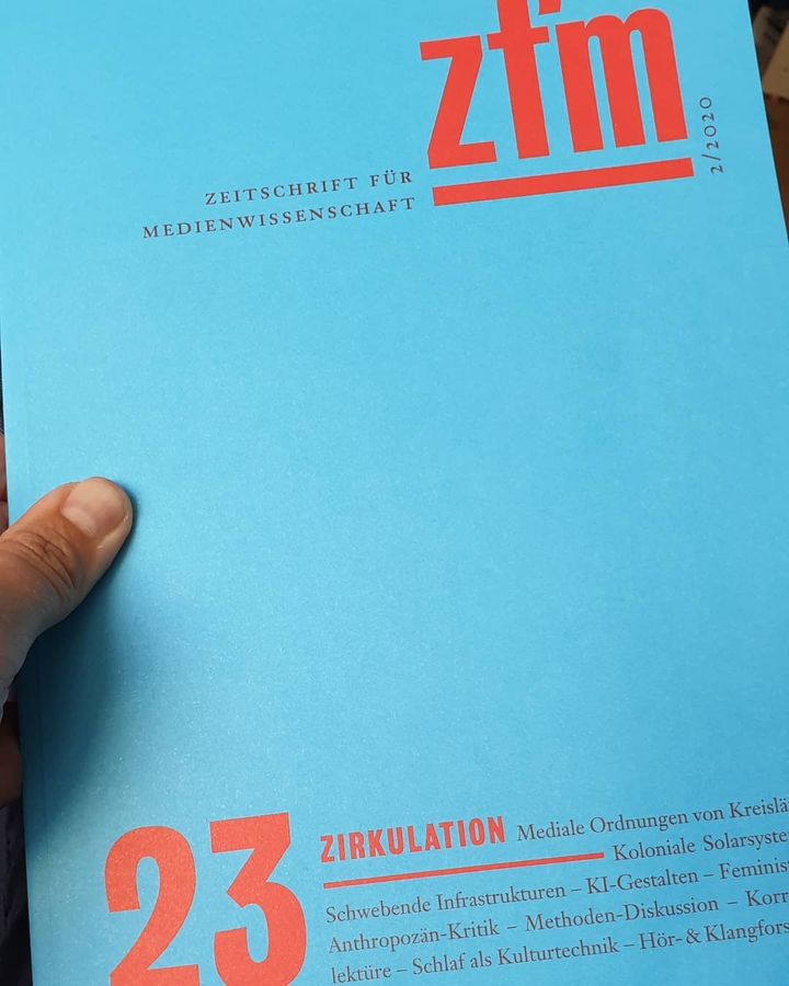 SkadiLoist's tweet photo. Schönes Gefühl die neue #ZfM auf Papier in Händen zu halten mit dem Schwerpunkt zu #Zirkulation und einem eigenen Beitrag drin. @ZfM_Redaktion @filmuni https://t.co/fkAAp2icPq