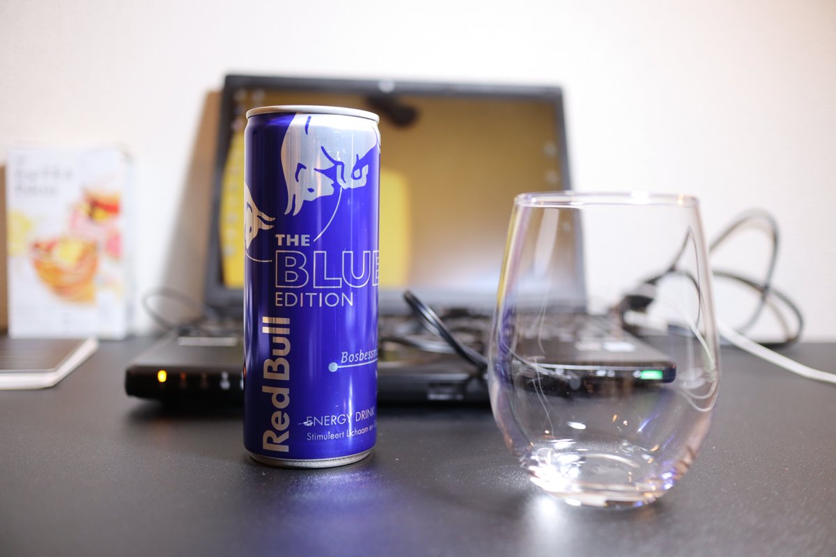 ダメおやつ 本日のドリンクは久しぶりに海外産です Red Bull The Blue Edition Bosbessmaak オランダ ブルーエディションは日本オリジナルのぶどう味なんてのもありましたが 僕はこのブルーベリー味が好きです 毎日でも飲みたいくらいおいしい