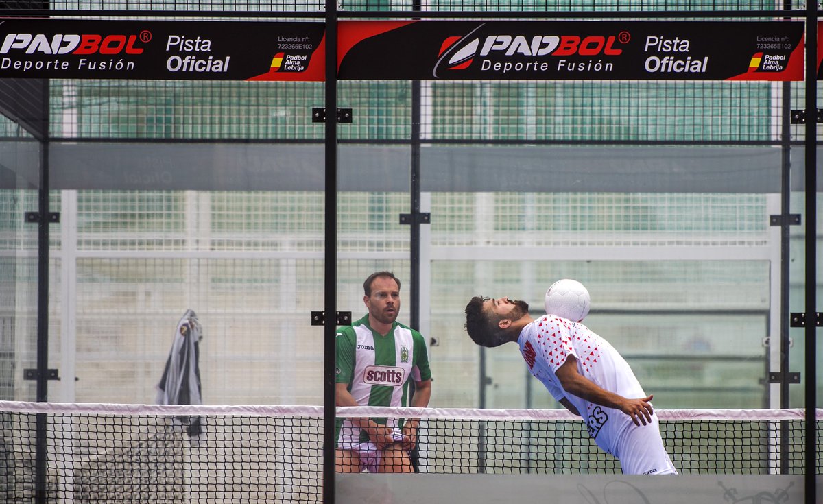 Comvencer's tweet photo. ¿Conoces las pistas de Padbol de @AlmaSportCenter?

El pádbol es un deporte innovador que fusiona el fútbol y el pádel. Los mejores jugadores de España acudieron a Lebrija para hacer una exhibición con futbolistas profesionales como @JuanCala_16, @coke23andujar o @JoseGCampana. https://t.co/vBGpUeMVPo