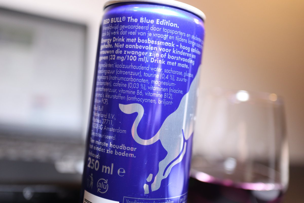 ダメおやつ 本日のドリンクは久しぶりに海外産です Red Bull The Blue Edition Bosbessmaak オランダ ブルーエディションは日本オリジナルのぶどう味なんてのもありましたが 僕はこのブルーベリー味が好きです 毎日でも飲みたいくらいおいしい