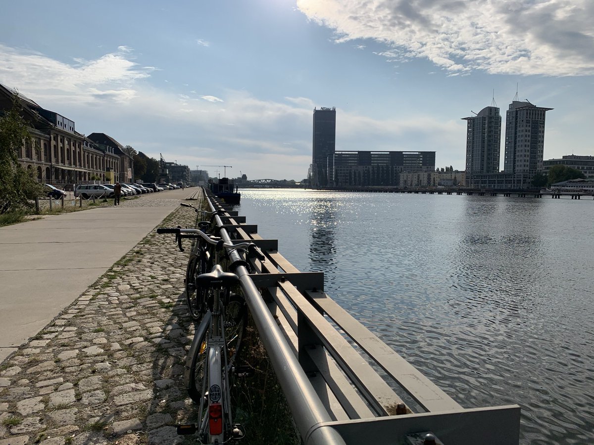 _cweinberger's tweet photo. Moving into our new office space now. Team Berlin is excited ๐คฉ
@Nodes_Apps #EngineeringAwesome @WeWork https://t.co/p7q7tsFg2w