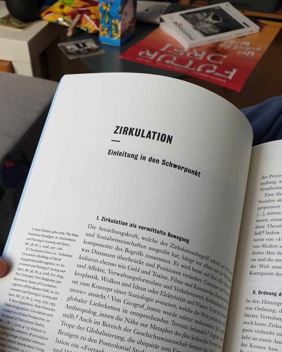 SkadiLoist's tweet photo. Schönes Gefühl die neue #ZfM auf Papier in Händen zu halten mit dem Schwerpunkt zu #Zirkulation und einem eigenen Beitrag drin. @ZfM_Redaktion @filmuni https://t.co/fkAAp2icPq