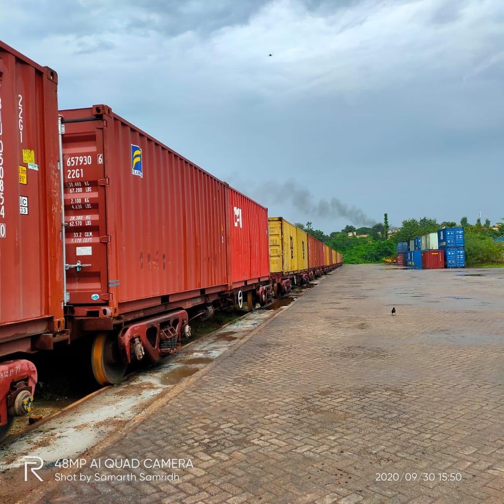 ConcorArea4's tweet photo. Container Corporation of India Ltd. (CONCOR) launched the first export train (with 50 TEUs) of rice from its Durgapur Terminal to the West African ports of Cotonou (Benin) and Lome (Togo) via HALDIA Port combining 40 TEUs from Allied ICD. @concor_india @VKRamaCMD https://t.co/DN7wNfugD4