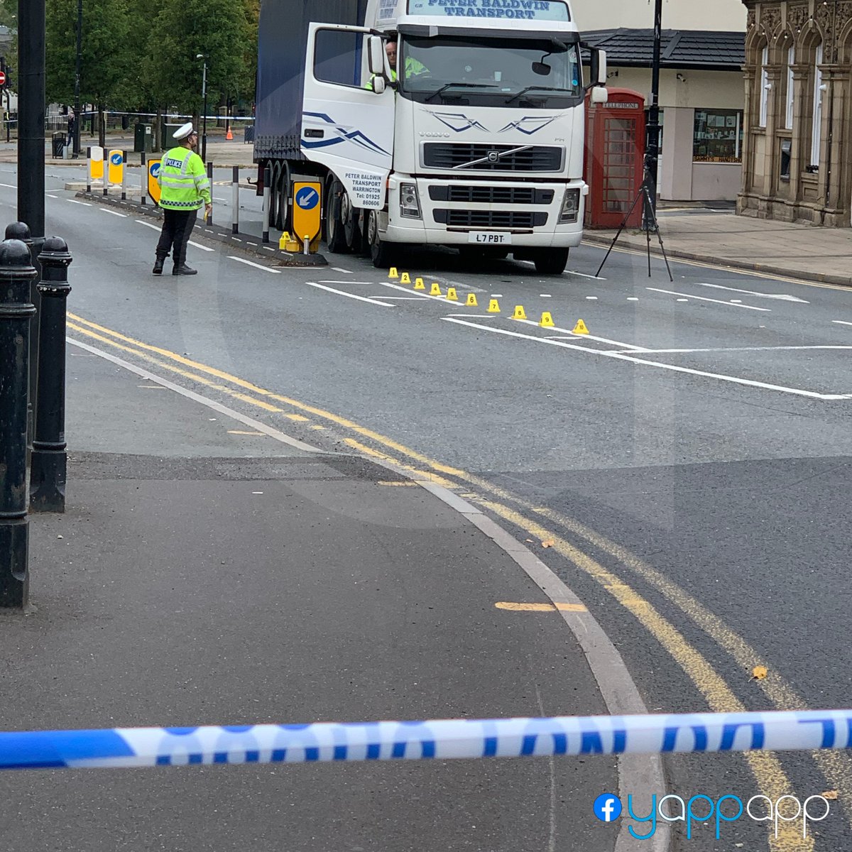 YappAppLtd's tweet image. Male in his 70s, dies in horror collision with a HGV in morning rush hour accident in a busy town centre in #Kirkless ow.ly/qReJ30rcy0W
