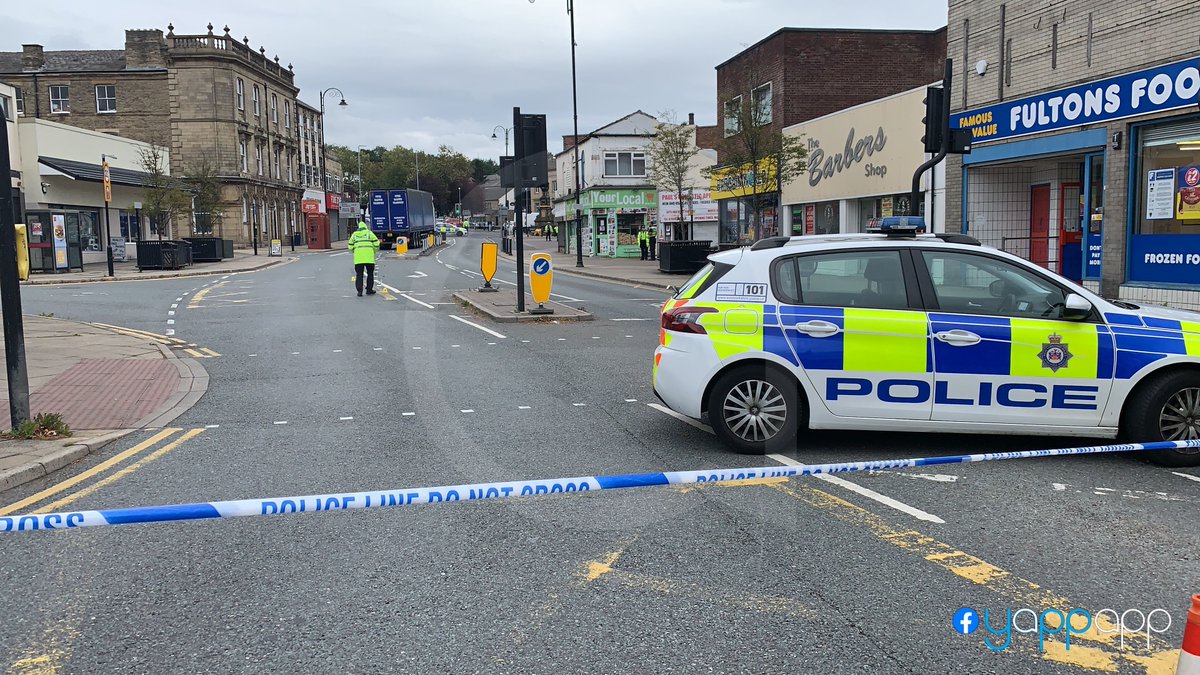 YappAppLtd's tweet image. Male in his 70s, dies in horror collision with a HGV in morning rush hour accident in a busy town centre in #Kirkless ow.ly/qReJ30rcy0W