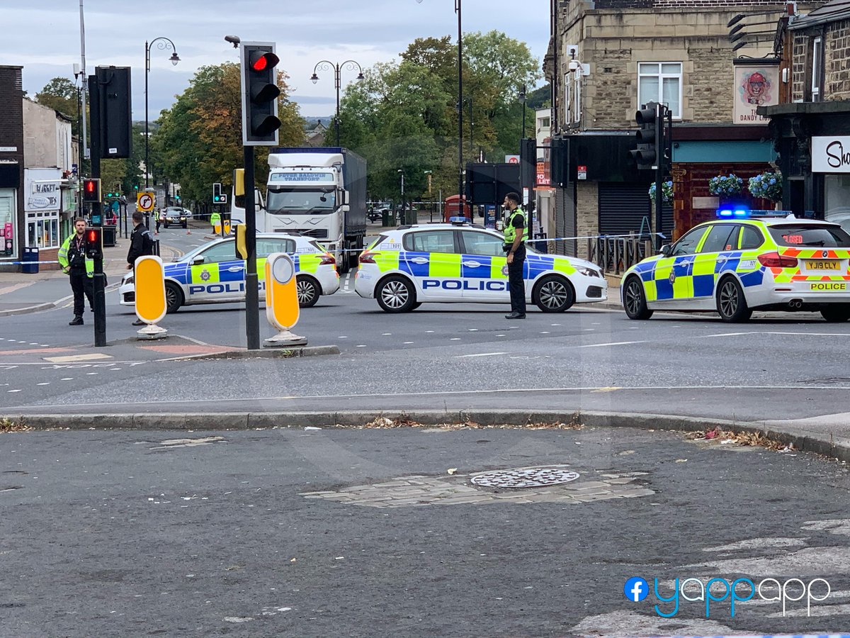 YappAppLtd's tweet image. Male in his 70s, dies in horror collision with a HGV in morning rush hour accident in a busy town centre in #Kirkless ow.ly/qReJ30rcy0W