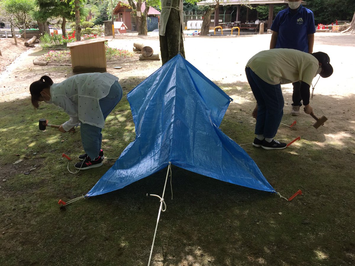 gsibaraki25's tweet photo. #ガールスカウト夏チャレ
デイキャンプ🌈その2
用意したものは、ブルーシート、ロープ、ペグ、木づち、麻ひも、新聞紙、小石などなど。
そしてシニアが完成させたものとは？
#自然と防災 https://t.co/REUFdXrfUc