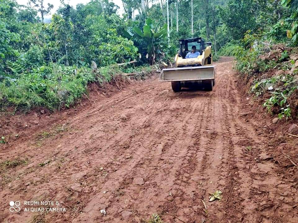 LLEGAMOS a los #311, 544 KM DE VÍAS INTERVENIDAS con los 204 metros de placahuellas en la vereda #LaColorada- sector #ElRetén con excavaciones, confirmación de base/figurado de acero de refuerzo. #transformaciónvial. #SanVicenteAbriendoCaminosAlFuturo. #OscarRodríguezAlcalde.