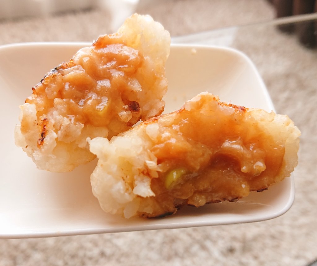 ツキウタ 公式 かんたん郷土料理 こねつけ ごはん150g 薄力粉50g ぬるま湯ccを混ぜてこねる みそと砂糖を1 1で混ぜる お好みでねぎ等を加えてもok で を包む ごま油ひいて焼く もちもち美味しい お醤油で焼い