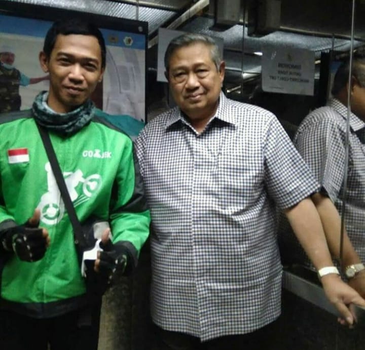 renandabachtar's tweet photo. Kejadian ini di Sukabumi ketika seorang pengemudi ojek online melihat pak SBY masuk ke lift dan ia mengejar sampai ke lift utk minta berfoto berdua pak SBY. Paspampres berusaha menahannya namun pak SBY segera meraih tangannya dan kemudian mengajaknya berfoto berdua 😊 https://t.co/ok3PEH8eH0