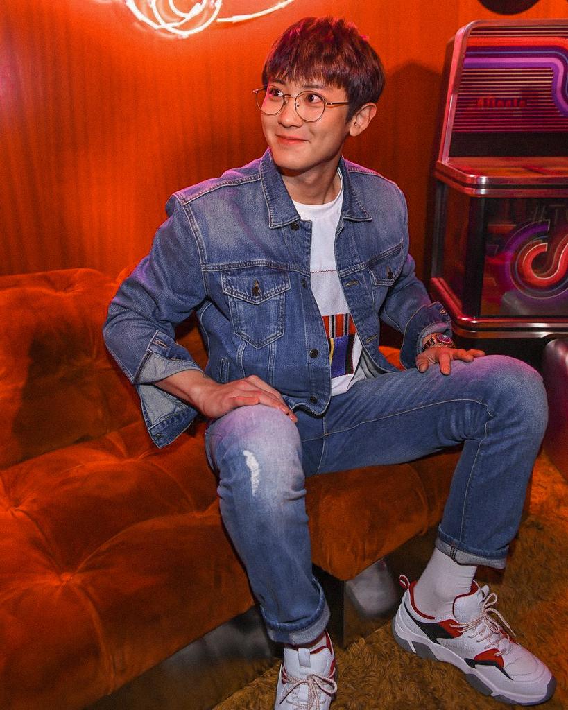 chanyeol in specs a thread:  #EXOLVoteBBMA   #EXOL_LetsBeOne