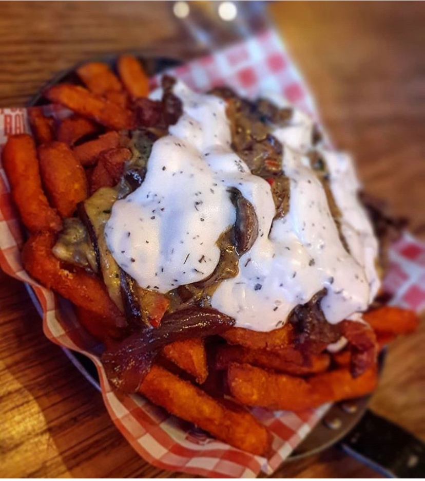 Philly steak sweet potato fries 🤤

Image: @plates_n_dates