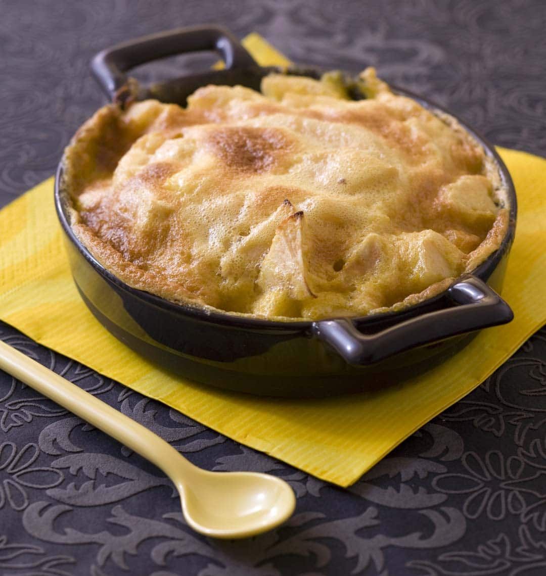 A base de jaunes d'œufs, de sucre et parfois d'alcool, le sabayon puise ses origines en Italie. Une préparation culinaire légère qui permet de mettre en avant les fruits qui l'accompagnent, comme ici la pomme et la poire.  buff.ly/32RRg6P