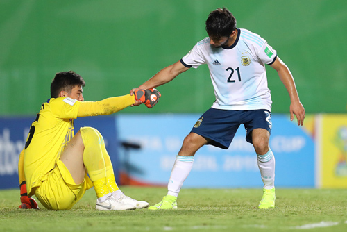 Check out this FastFact on a new tool to help identify elite players who may be at risk of developing mental health disorders. Great work from <a href="/VGouttebarge/">Vincent Gouttebarge</a> <a href="/MPutukian/">Margot Putukian</a> <a href="/larsengebretsen/">Lars Engebretsen</a> <a href="/margomountjoy/">margo mountjoy</a> and colleagues published in the <a href="/BJSM_BMJ/">British Journal of Sports Medicine (BJSM)</a> 
ow.ly/JcvV50BCR7t
#FIFADiploma