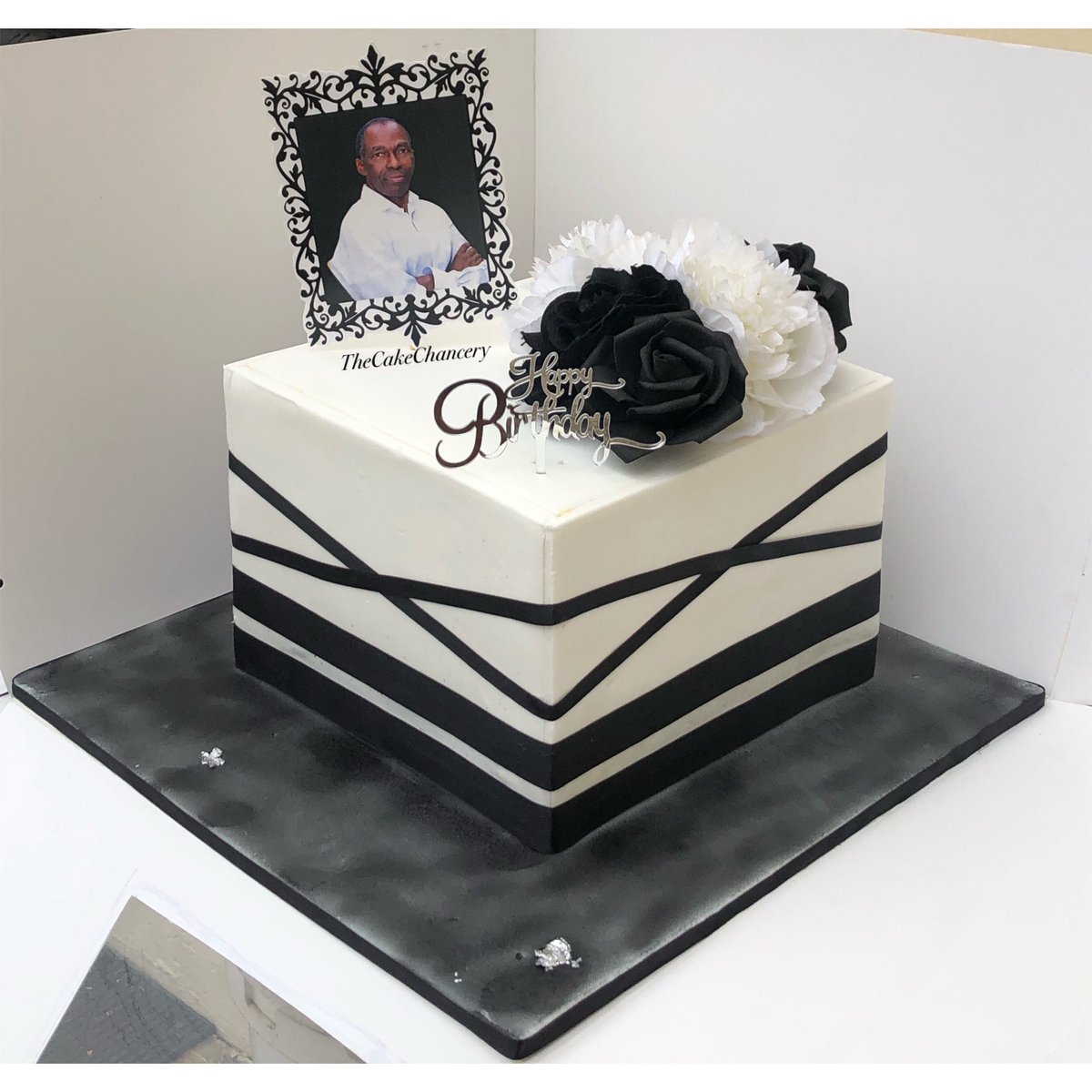 Pick up 👉Aare Avenue Bodija, Ibadan .
There’s one uniqueness that comes with square shaped cake designs..
I love this one in particular.
- Sharp Edges ✅
- neatness ✅
- details ✅..
Please retweet 🙏🙏🙏🙏
#IbadanBaker #BakerInIbadan