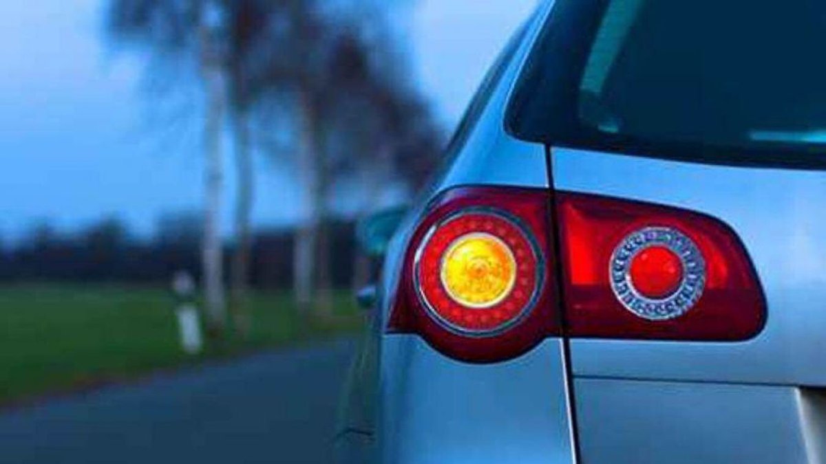 ObviOus_Cap_'s tweet photo. Le saviez vous ? 
Le feu de clignotant est nommé comme ceci car lorsqu’il est activé il clignote ! https://t.co/VoOMAjNGCF