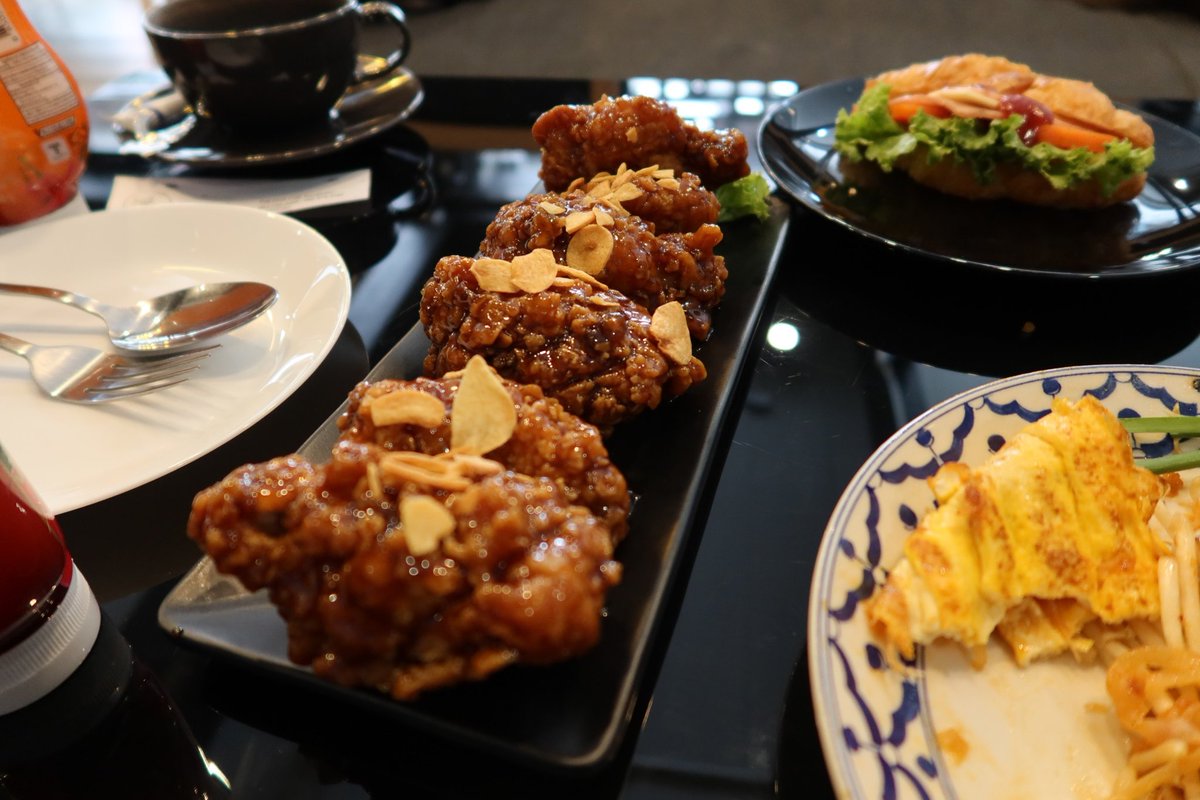 qetuo1997's tweet photo. ร้านแมวอ้วนน่ารักๆอีกหนึ่งร้าน​ในบางแสน ไปตามเก็บจ้าอย่าได้พลาด​ ไก่กระเทียมอร่อยมั๊ก​ มีข้าวมีน้ำมีของกินเล่น​ ราคาดีย์ถูกใจทาสแมว💚
#catchatcafe #คาเฟ่บางแสน #บางแสน​ #รีวิวบางแสน​ #ฮาลาล https://t.co/ohSHl857yr