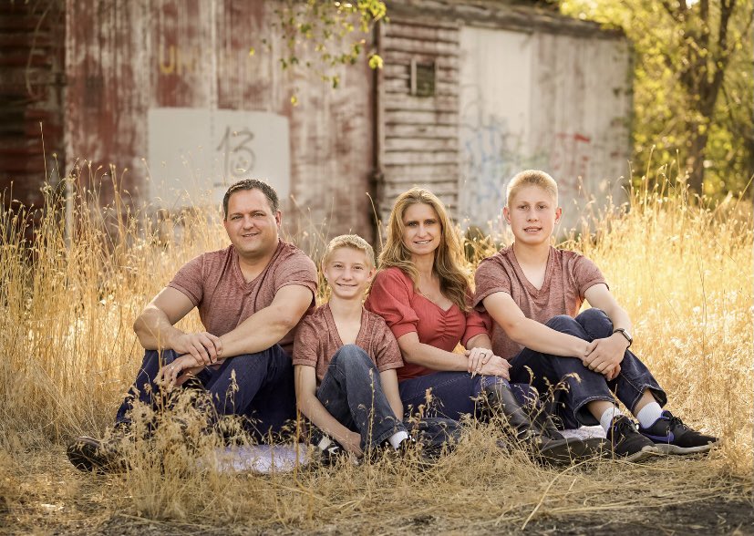 SLeesi17's tweet photo. #PhotoChallenge2020September
Day 30 I love peoples. These are my peoples these are my family. https://t.co/hpzGCqyeR5